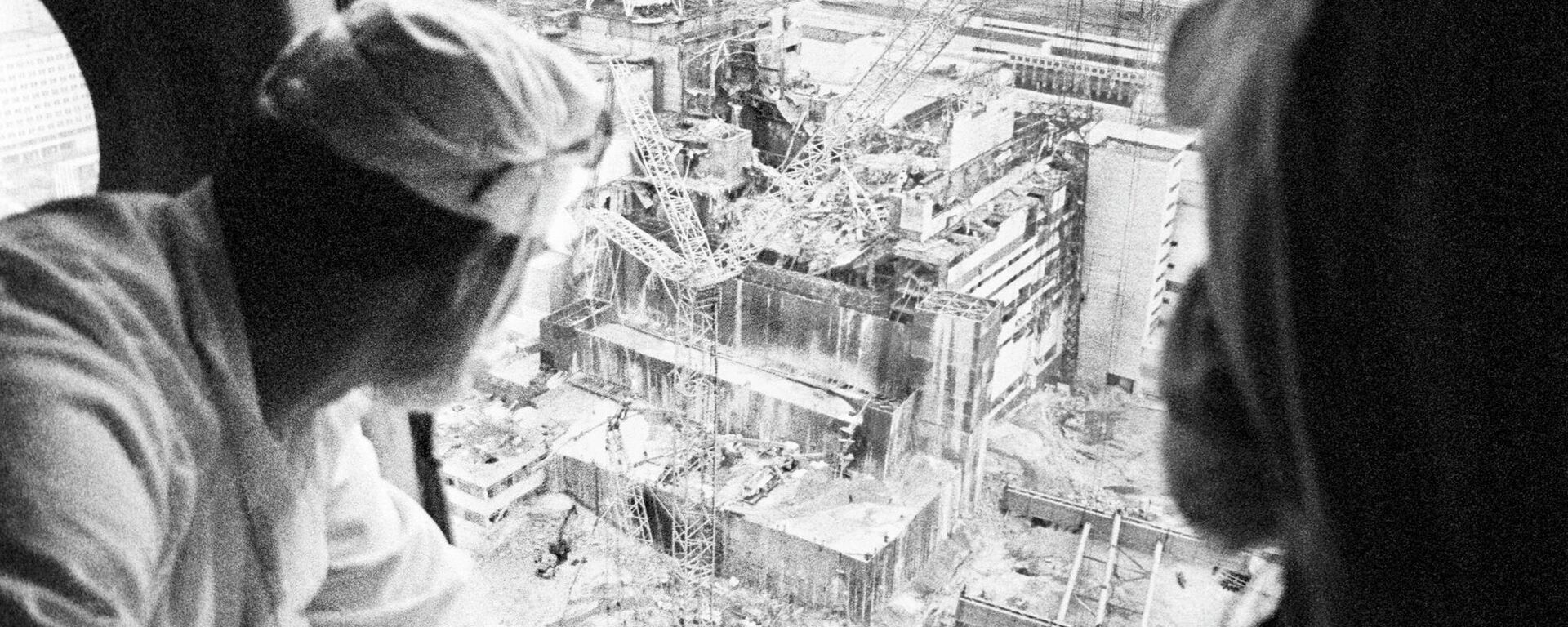 《切尔诺贝利夏季日记》摄影系列：辐射剂量测定员正在测量辐射水平。 - 俄罗斯卫星通讯社, 1920, 26.04.2023