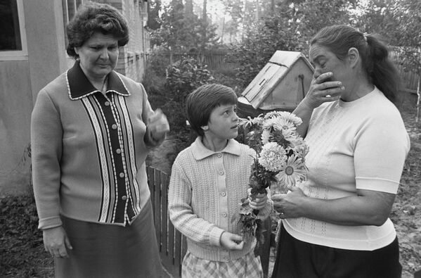 1986年，从切尔诺贝利核电站周边30公里的区域内疏散人口。基辅地区的居民互相告别，告别家园。 - 俄罗斯卫星通讯社