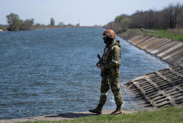 赫爾松州北克里米亞運河水利工程建築附近的近衛工程旅的戰士。 - 俄羅斯衛星通訊社