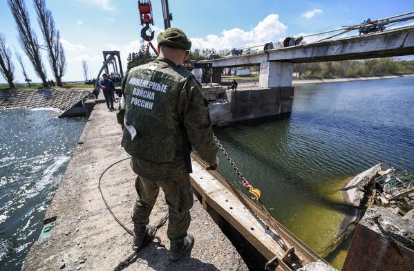 南部軍區第11獨立近衛工程旅的戰士在赫爾松州修復被摧毀的北克里米亞運河的疊梁閘板。 - 俄羅斯衛星通訊社