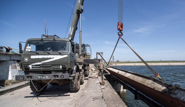 南部軍區第11獨立近衛工程旅的戰士在赫爾松州修復被摧毀的北克里米亞運河的疊梁閘板。 - 俄羅斯衛星通訊社