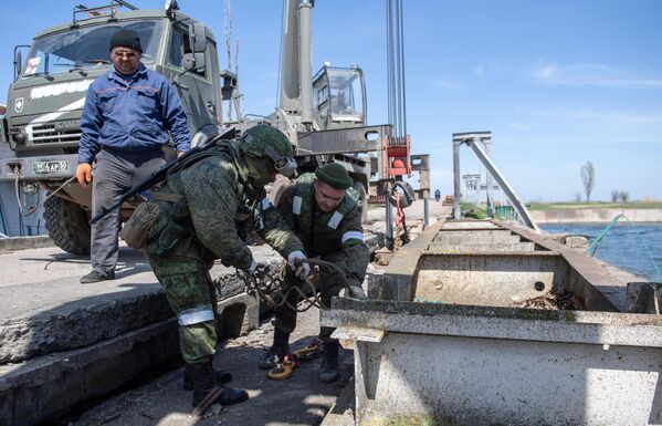 南部軍區第11獨立近衛工程旅的戰士在赫爾松州修復被摧毀的北克里米亞運河的疊梁閘板。 - 俄羅斯衛星通訊社