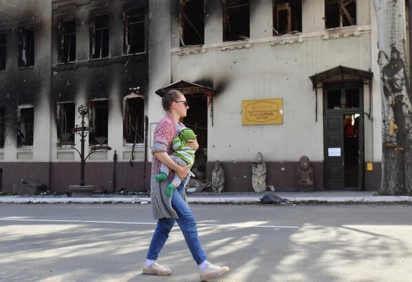 马里乌波尔市居民经过马里乌波尔市边区博物馆。 - 俄罗斯卫星通讯社