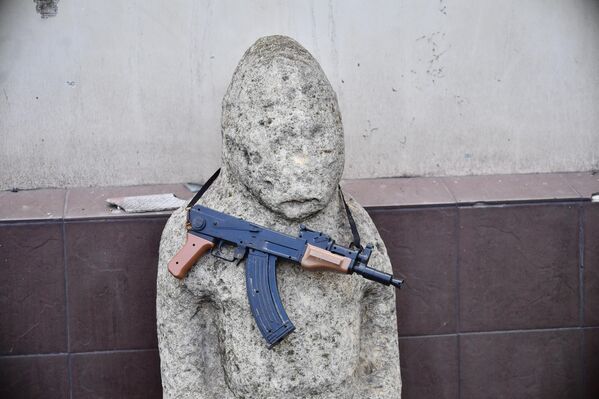 马里乌波尔市边区博物馆入口处的石制雕像。 - 俄罗斯卫星通讯社