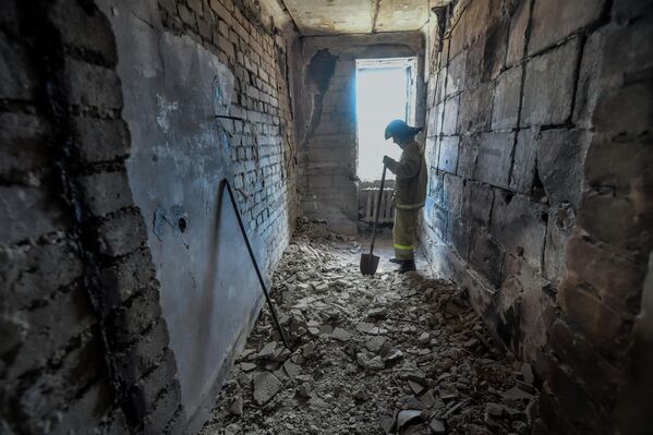 顿涅茨克模范州立戏剧院工作人员清理战后废墟。 - 俄罗斯卫星通讯社