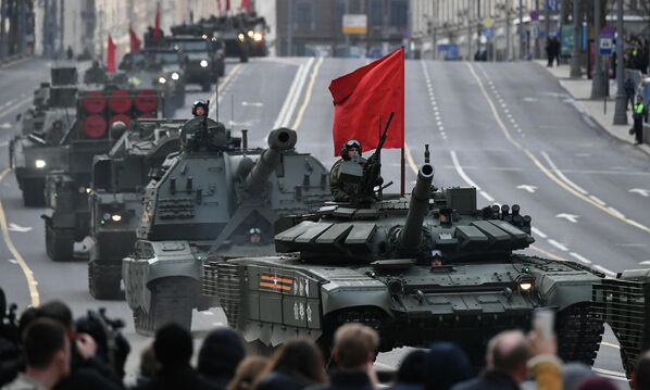 參加莫斯科勝利日閱兵式夜間合練的機械化方隊通過特維爾大街。圖近景為T-72B3M坦克。 - 俄羅斯衛星通訊社
