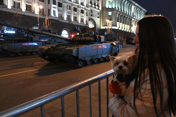 俄羅斯少女在莫斯科市特維爾大街觀看參閱部隊。圖遠景為T-72B3M坦克。 - 俄羅斯衛星通訊社