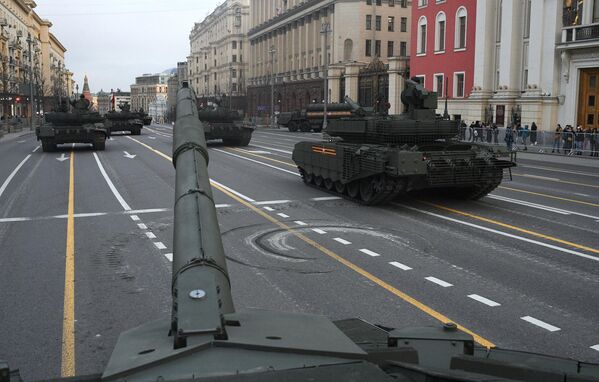 參加莫斯科勝利日閱兵式夜間合練的機械化方隊通過特維爾大街。 - 俄羅斯衛星通訊社
