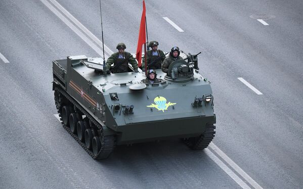參加莫斯科勝利日閱兵式夜間合練的BTR-MD“貝殼”裝甲步兵車通過特維爾大街。 - 俄羅斯衛星通訊社