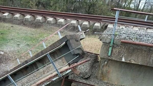 库尔斯克地区的一座铁路桥部分坍塌 - 俄罗斯卫星通讯社
