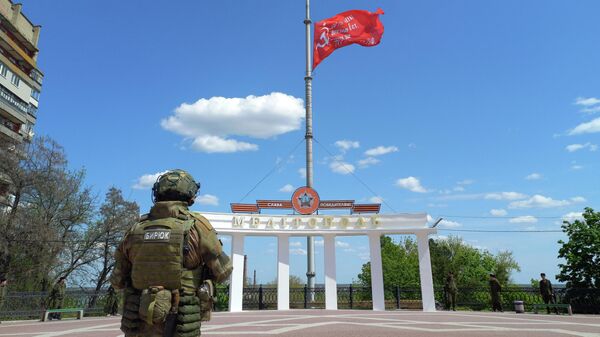 Над центральной площадью Мелитополя подняли знамя Победы - 俄罗斯卫星通讯社