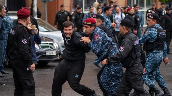 亞美尼亞警方開始抓捕埃里溫一反對派汽車賽的參與者 - 俄羅斯衛星通訊社