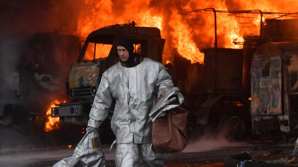 顿涅茨克人民共和国紧急情况部消防员参加马克耶夫卡油库的灭火工作。 - 俄罗斯卫星通讯社