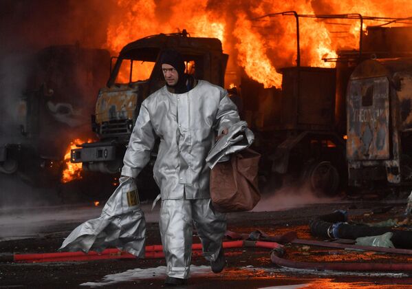 頓涅茨克人民共和國緊急情況部消防員參加馬克耶夫卡油庫的滅火工作。 - 俄羅斯衛星通訊社