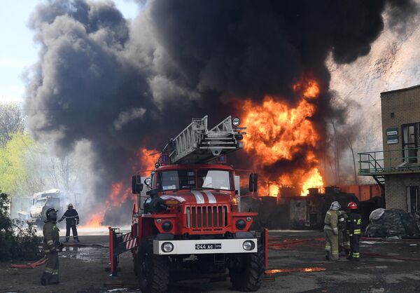頓涅茨克人民共和國緊急情況部消防人員參加馬克耶夫卡油庫的滅火工作。 - 俄羅斯衛星通訊社