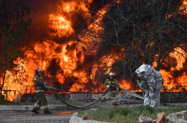 顿涅茨克人民共和国紧急情况部消防人员参加马克耶夫卡油库的灭火工作。 - 俄罗斯卫星通讯社