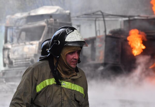 頓涅茨克人民共和國緊急情況部消防員參加馬克耶夫卡油庫的滅火工作。 - 俄羅斯衛星通訊社