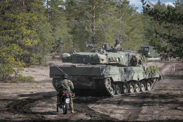 芬蘭坦克參加2022年5月4日在芬蘭尼尼薩洛舉行的“箭鏃-2022”軍事演習。 - 俄羅斯衛星通訊社
