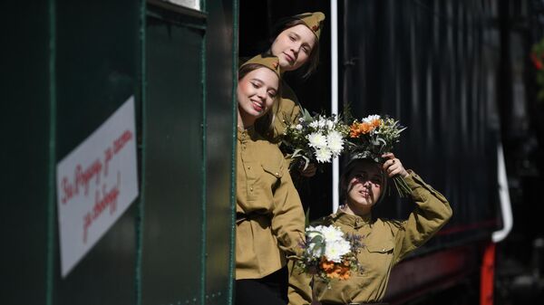 在新西伯利亚-格拉夫尼火车站出演迎接仿古列车“胜利号列车”戏剧的女性参演者们。 - 俄罗斯卫星通讯社