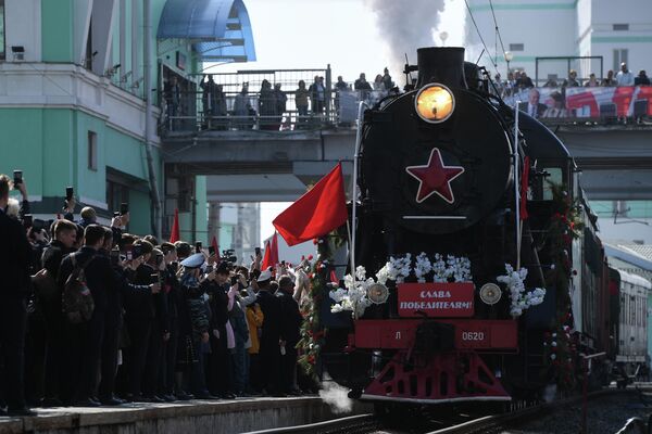 在新西伯利亚-格拉夫尼火车站迎接仿古列车“胜利号列车”。 - 俄罗斯卫星通讯社