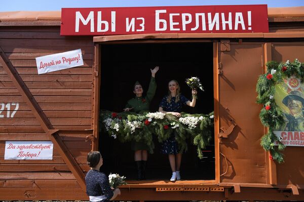 在新西伯利亚-格拉夫尼火车站出演戏剧中迎接仿古列车“胜利号列车”的女性参演者们。 - 俄罗斯卫星通讯社