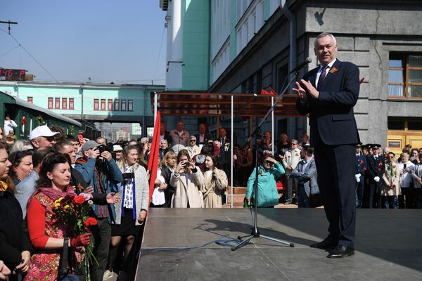 新西伯利亚州州长安德烈·特拉夫尼科夫在新西伯利亚-格拉夫尼火车站的“胜利号列车”仿古列车欢迎仪式上发表讲话。 - 俄罗斯卫星通讯社