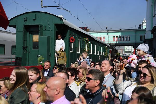 人们在新西伯利亚-格拉夫尼火车站迎接仿古列车“胜利号列车”。 - 俄罗斯卫星通讯社
