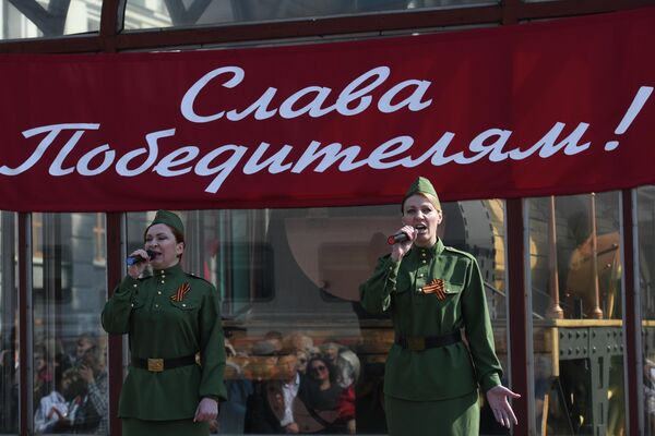 在新西伯利亚-格拉夫尼火车站出演戏剧中迎接仿古列车“胜利号列车”的女性参演者们。 - 俄罗斯卫星通讯社