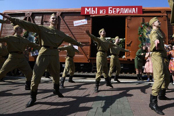 在新西伯利亚-格拉夫尼火车站出演迎接仿古列车“胜利号列车”戏剧的参演者们。 - 俄罗斯卫星通讯社