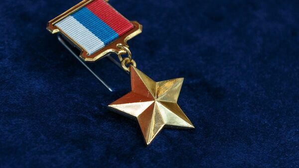  紹伊古向烏克蘭特別行動參加者頒發俄羅斯英雄金星獎章
 - 俄羅斯衛星通訊社