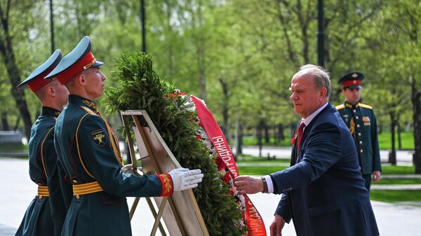 久加诺夫率共产党向无名烈士墓献花 - 俄罗斯卫星通讯社