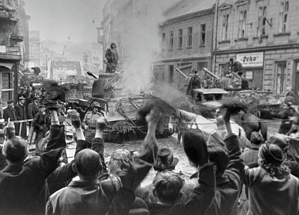 摩拉夫斯卡—俄斯特拉發市的居民迎接蘇聯士兵。 - 俄羅斯衛星通訊社