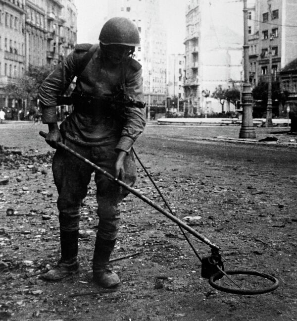 1941-1945 年的偉大衛國戰爭。南斯拉夫。蘇聯掃雷兵在貝爾格萊德的一個廣場排雷。 1944年 - 俄羅斯衛星通訊社