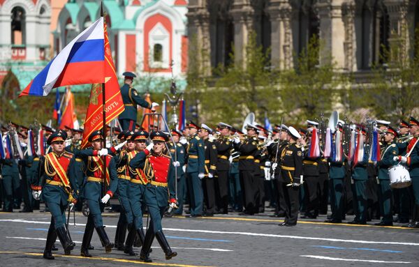 莫斯科紅場舉行紀念偉大的衛國戰爭勝利77週年閱兵式。圖為旗幟入場。 - 俄羅斯衛星通訊社