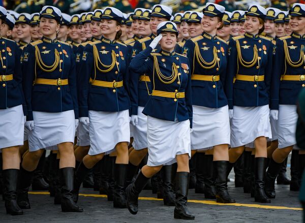 莫斯科紅場舉行紀念偉大的衛國戰爭勝利77週年閱兵式。圖為受閱的女兵方隊。 - 俄羅斯衛星通訊社