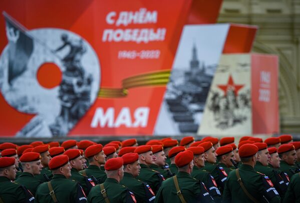莫斯科紅場舉行紀念偉大的衛國戰爭勝利77週年閱兵式。圖為受閱的方隊。 - 俄羅斯衛星通訊社