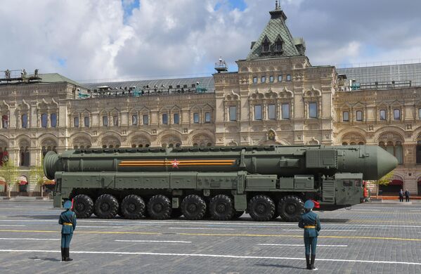 “亞爾斯”洲際彈道導彈系統亮相在莫斯科紅場舉行的紀念偉大的衛國戰爭勝利77週年閱兵式。 - 俄羅斯衛星通訊社