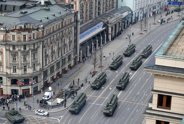 S-400“凱旋”防空導彈系統亮相在莫斯科紅場舉行的紀念偉大的衛國戰爭勝利77週年閱兵式。 - 俄羅斯衛星通訊社