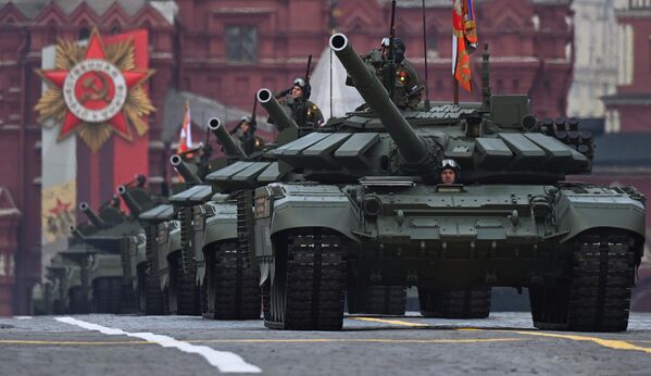 T-72BZM坦克亮相在莫斯科紅場舉行的紀念偉大的衛國戰爭勝利77週年閱兵式。 - 俄羅斯衛星通訊社