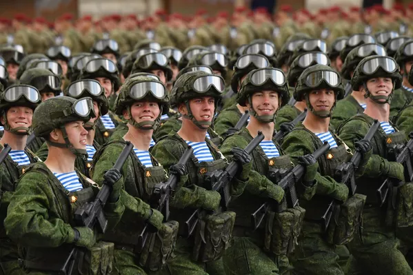 莫斯科紅場舉行紀念偉大的衛國戰爭勝利77週年閱兵式。圖為受閱的空降部隊方隊。 莫斯科紅場舉行紀念偉大的衛國戰爭勝利77週年閱兵式。圖為受閱的空降部隊方隊。 - 俄羅斯衛星通訊社