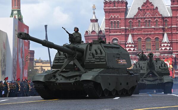 Msta-S自行火炮亮相在莫斯科红场举行的纪念伟大的卫国战争胜利77周年阅兵式。 - 俄罗斯卫星通讯社
