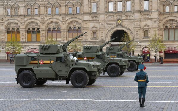 安裝遙控戰鬥模塊的“颱風”-VDV裝甲車亮相在莫斯科紅場舉行的紀念偉大的衛國戰爭勝利77週年閱兵式。 - 俄羅斯衛星通訊社