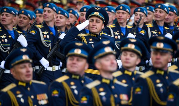 以茹科夫斯基和加加林命名的空軍學院的學員們參加在莫斯科紅場舉行的紀念偉大的衛國戰爭勝利77週年閱兵式。 - 俄羅斯衛星通訊社