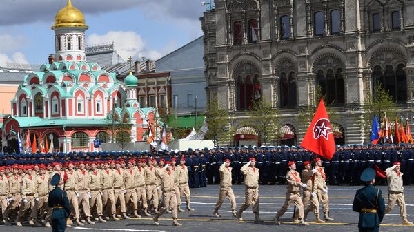 Yunarmiya全俄軍事愛國運動方隊參加在莫斯科紅場舉行的紀念偉大的衛國戰爭勝利77週年閱兵式。 - 俄羅斯衛星通訊社