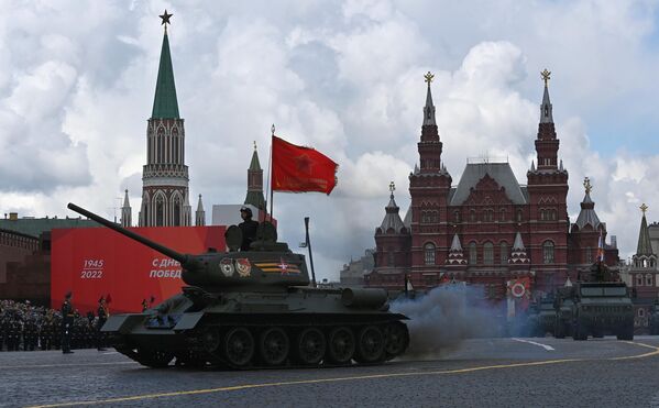 T-34-85坦克亮相在莫斯科紅場舉行的紀念偉大的衛國戰爭勝利77週年閱兵式。 - 俄羅斯衛星通訊社
