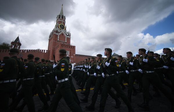 莫斯科红场举行纪念伟大的卫国战争胜利77周年阅兵式。图为受阅的方队。 - 俄罗斯卫星通讯社