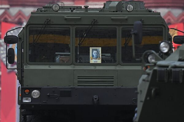 “伊斯坎德爾-M”導彈系統亮相在莫斯科紅場舉行的紀念偉大的衛國戰爭勝利77週年閱兵式。 - 俄羅斯衛星通訊社