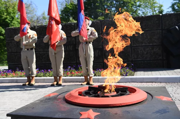 在偉大衛國戰爭勝利 77 週年的節慶活動中,永恆之火在1941年至1943年法西斯臨時佔領馬里烏波爾期間的遇難者的“兵團”紀念碑旁被點燃。 在偉大衛國戰爭勝利 77 週年的節慶活動中,永恆之火在1941年至1943年法西斯臨時佔領馬里烏波爾期間的遇難者的“兵團”紀念碑旁被點燃。 - 俄羅斯衛星通訊社