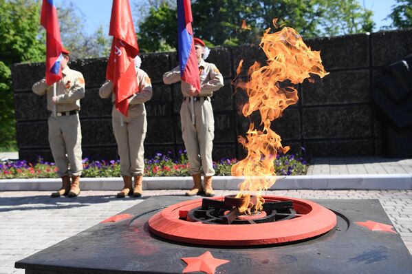 在偉大衛國戰爭勝利 77 週年的節慶活動中，永恆之火在1941年至1943年法西斯臨時佔領馬里烏波爾期間的遇難者的“兵團”紀念碑旁被點燃。 - 俄羅斯衛星通訊社