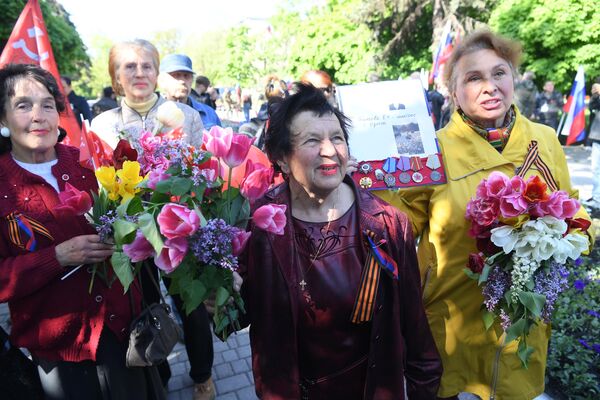 在馬里烏波爾的英雄巷參加紀念偉大衛國戰爭勝利 77 週年的節慶活動的參與者們。 - 俄羅斯衛星通訊社